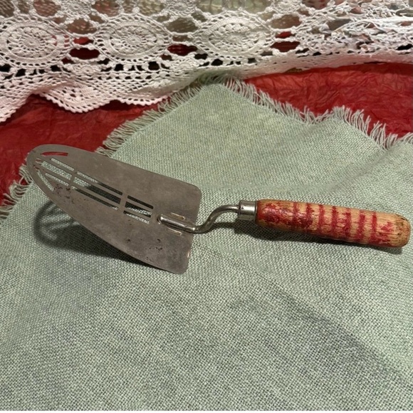 Vintage Five Piece Kitchen Utensil Set. Two brand name, the rest unmarked. - Picture 6 of 16